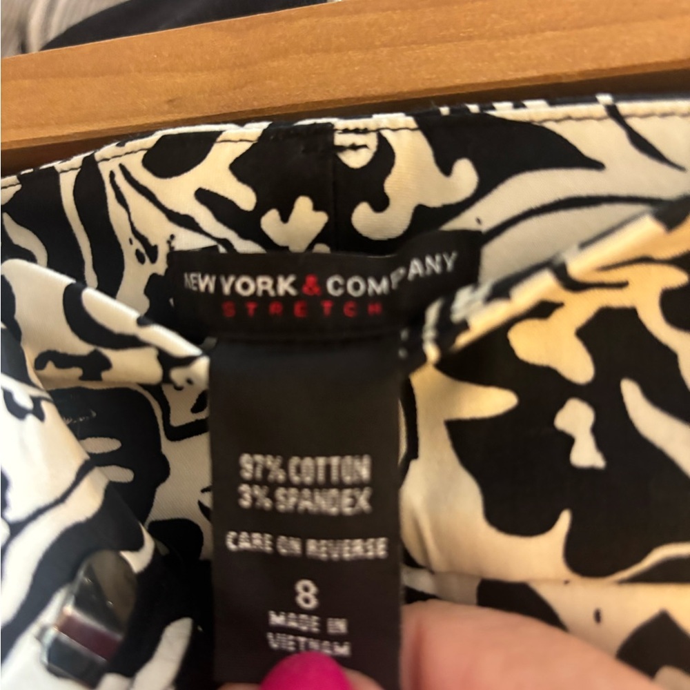 NWT New York & Company Black and White Patterned Shorts - Picture 5 of 5